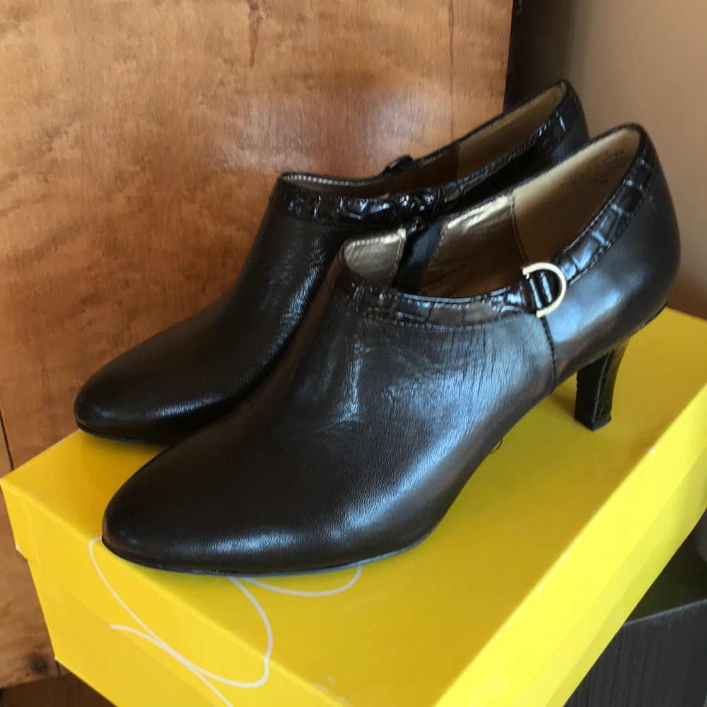 Circa Joan & David Black Leather shoe